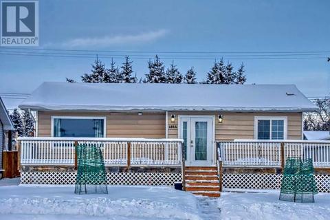 4844 51 Avenue, House detached with 4 bedrooms, 2 bathrooms and 6 parking in Eckville AB | Card Image