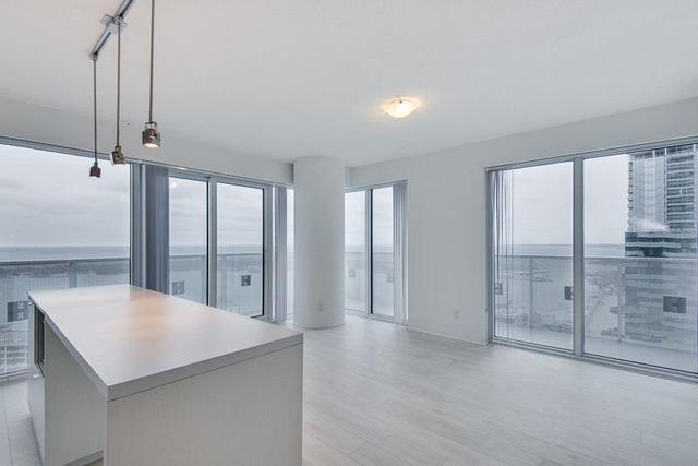 5210 - 88 Harbour St, Condo with 3 bedrooms, 2 bathrooms and 1 parking in Toronto ON | Image 3
