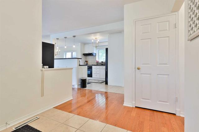 28 Broadleaf Rd, House detached with 3 bedrooms, 3 bathrooms and 6 parking in Toronto ON | Image 24