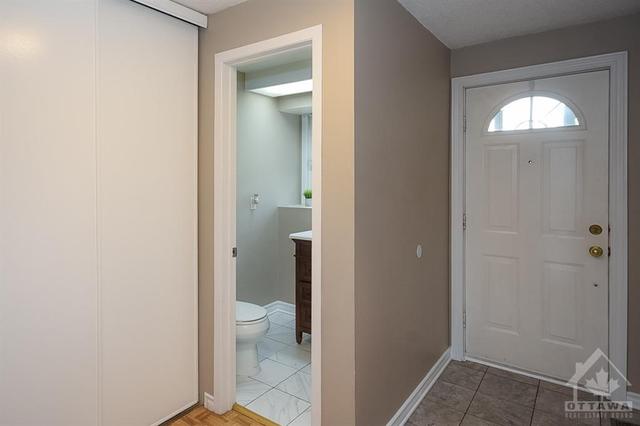 6872 Bilberry Drive, Townhouse with 3 bedrooms, 3 bathrooms and 3 parking in Ottawa ON | Image 3