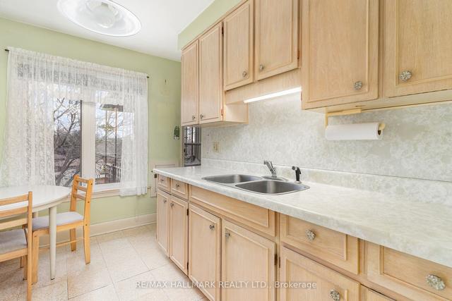 31 Beaucourt Rd, House detached with 2 bedrooms, 2 bathrooms and 3 parking in Toronto ON | Image 5