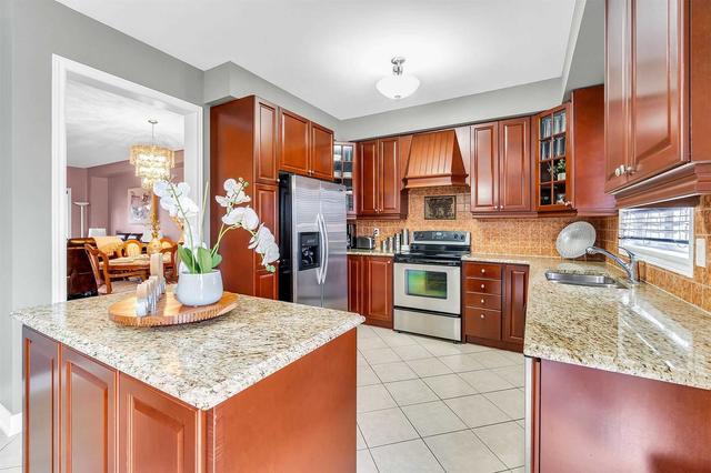 26 Hibiscus Crt, House detached with 4 bedrooms, 5 bathrooms and 6 parking in Brampton ON | Image 3