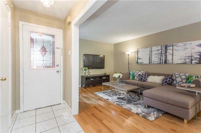 104 Larksmere Crt, House attached with 3 bedrooms, 4 bathrooms and 4 parking in Markham ON | Image 4
