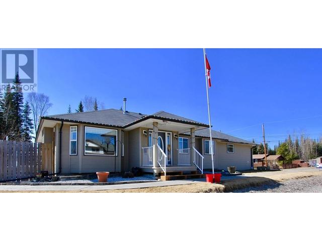 8458 Sparrow Road, House detached with 4 bedrooms, 3 bathrooms and null parking in Prince George BC | Image 1