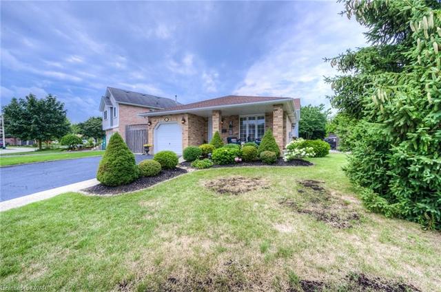 6 Oliver Court, House detached with 4 bedrooms, 2 bathrooms and 2 parking in Kitchener ON | Image 2
