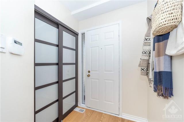 46 Oakhaven Private, Townhouse with 3 bedrooms, 3 bathrooms and 2 parking in Ottawa ON | Image 3