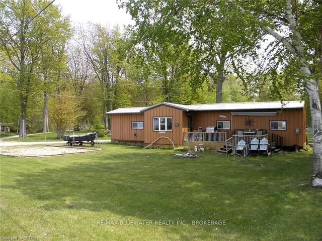 9774 Lake Rd, Home with 2 bedrooms, 1 bathrooms and 6 parking in Kettle Point 44 ON | Image 16