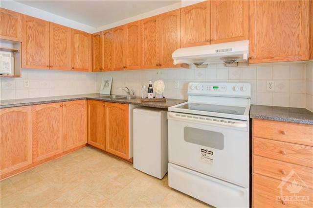 528 Woodchase Street, Townhouse with 3 bedrooms, 3 bathrooms and 3 parking in Ottawa ON | Image 12