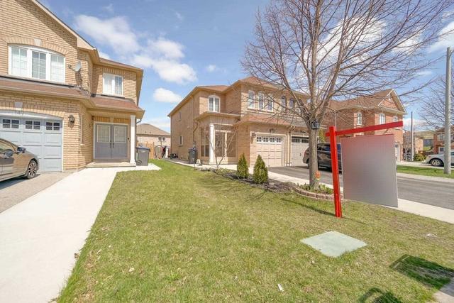 151 Albright Rd, House semidetached with 3 bedrooms, 4 bathrooms and 5 parking in Brampton ON | Image 3