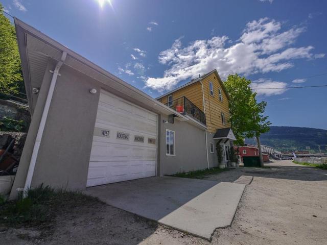 915 Front Street, House detached with 3 bedrooms, 3 bathrooms and null parking in Nelson BC | Card Image