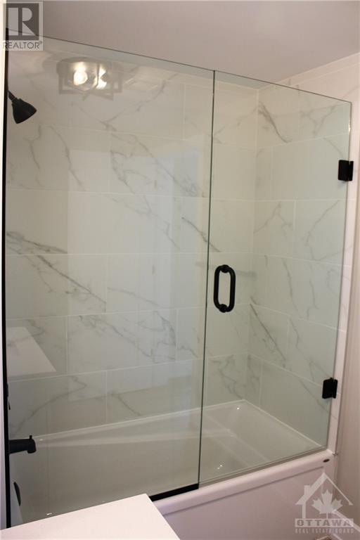 Tiled tub/shower | Image 1