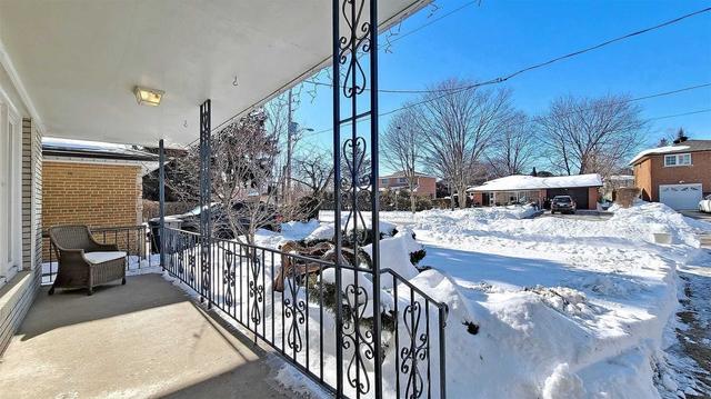 upper - 17 Baroness Cres, House detached with 3 bedrooms, 2 bathrooms and 4 parking in Toronto ON | Image 12