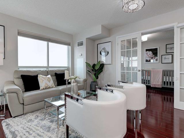 703 - 23 Lorraine Dr, Condo with 3 bedrooms, 2 bathrooms and 1 parking in Toronto ON | Image 4