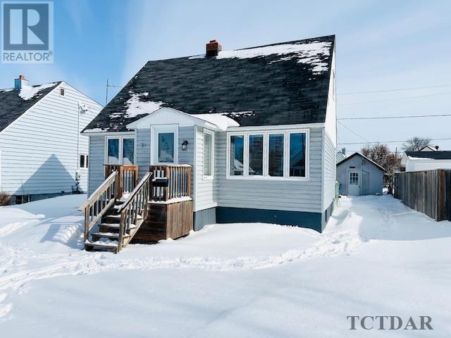 34 Bowman Ave, House detached with 3 bedrooms, 2 bathrooms and null parking in Kapuskasing ON | Image 1