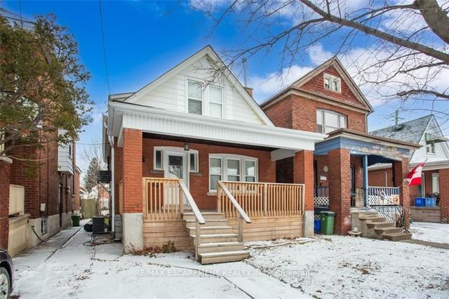 34 Balsam Ave N, House detached with 3 bedrooms, 1 bathrooms and 1 parking in Hamilton ON | Image 1