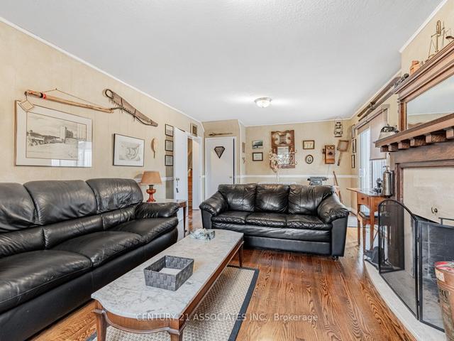 21 Forest Path Crt, House detached with 4 bedrooms, 2 bathrooms and 3 parking in Toronto ON | Image 2