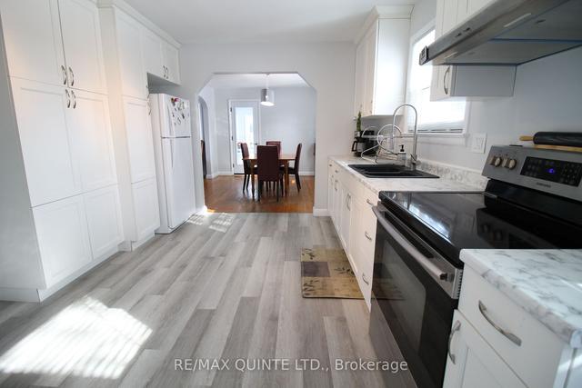 503 Bridge St E, House detached with 3 bedrooms, 2 bathrooms and 4 parking in Belleville ON | Image 4