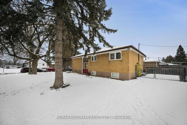1 Huron Crt, House detached with 3 bedrooms, 2 bathrooms and 4 parking in Aurora ON | Image 2