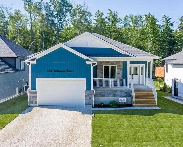 223 Robinson Rd, House detached with 3 bedrooms, 2 bathrooms and 4 parking in Wasaga Beach ON | Image 1