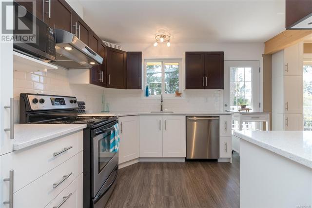 1865 Elmhurst Pl, House detached with 5 bedrooms, 2 bathrooms and 1 parking in Saanich BC | Image 8