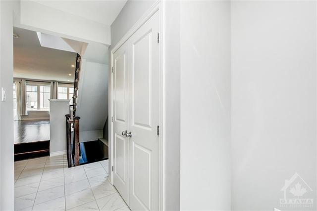 247 Hawkmere Way, Townhouse with 3 bedrooms, 3 bathrooms and 3 parking in Ottawa ON | Image 4