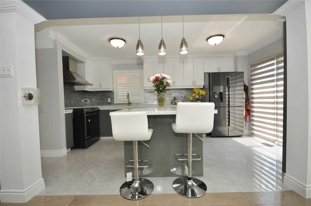 5884 Chorley Pl, House detached with 4 bedrooms, 4 bathrooms and 7 parking in Mississauga ON | Image 2