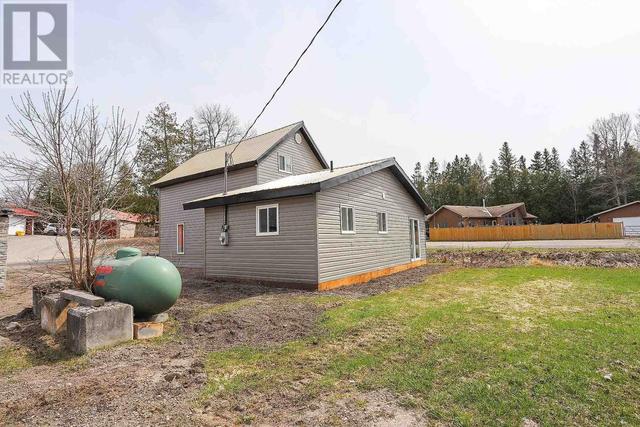 1206 Gore St, House detached with 4 bedrooms, 1 bathrooms and null parking in St. Joseph ON | Image 4