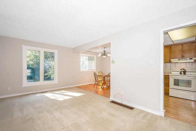 34 Scarsdale Crt, House attached with 3 bedrooms, 2 bathrooms and 2 parking in Brampton ON | Image 2