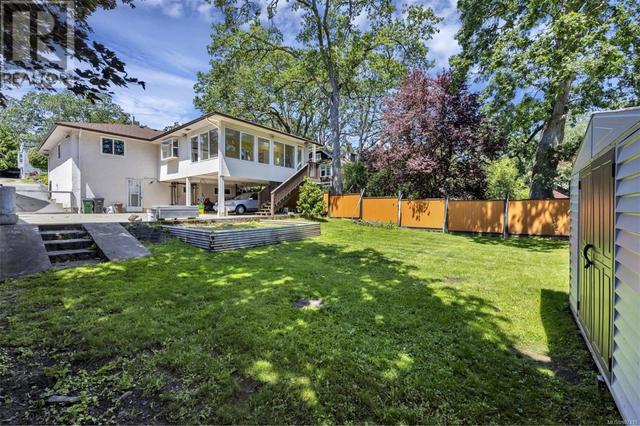 3461 Doncaster Dr, House detached with 5 bedrooms, 2 bathrooms and 4 parking in Saanich BC | Image 3