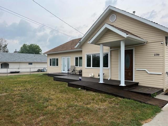 136 1 Street, House detached with 4 bedrooms, 2 bathrooms and 2 parking in Drumheller AB | Image 3