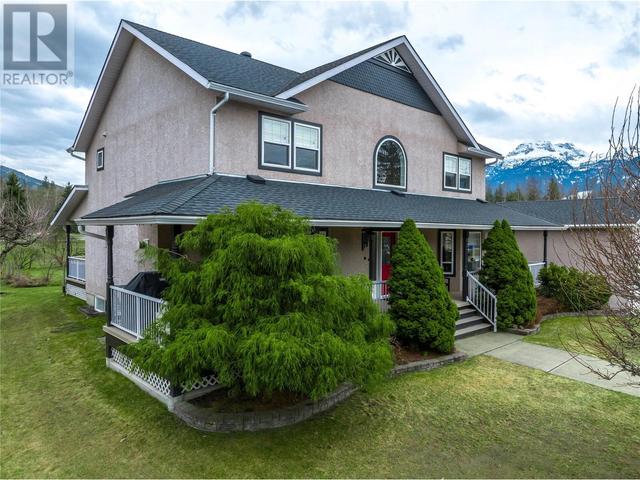 704 Moss Street, House detached with 5 bedrooms, 3 bathrooms and 6 parking in Revelstoke BC | Image 2