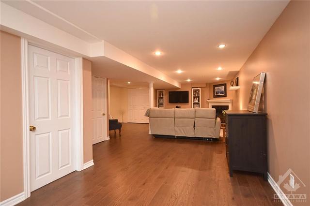 696 Morewood Crescent, House detached with 3 bedrooms, 3 bathrooms and 3 parking in Ottawa ON | Image 23