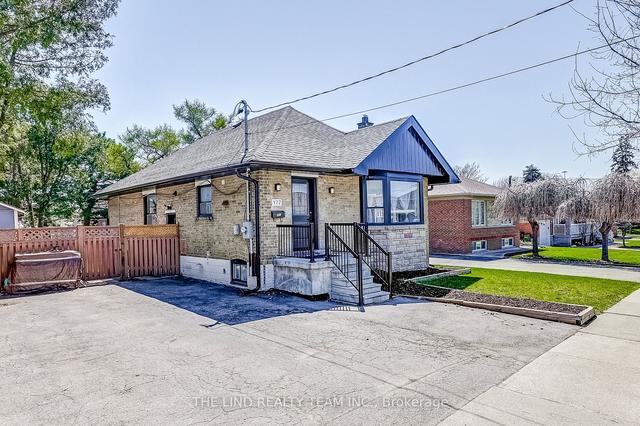 127 Rustic Rd, House detached with 3 bedrooms, 3 bathrooms and 4 parking in Toronto ON | Image 12