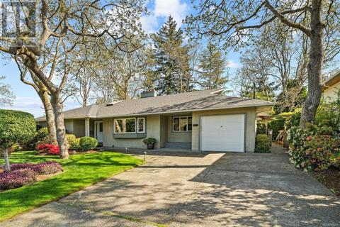3523 Redwood Ave, House detached with 3 bedrooms, 2 bathrooms and 3 parking in Oak Bay BC | Card Image