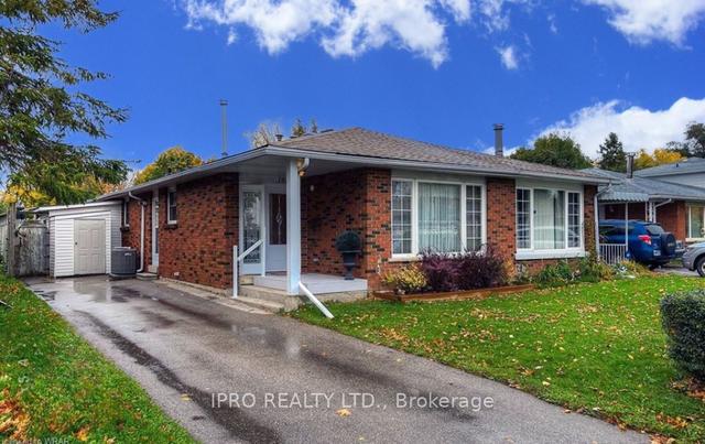 162 Mooregate Cres, House semidetached with 3 bedrooms, 2 bathrooms and 3 parking in Kitchener ON | Image 1