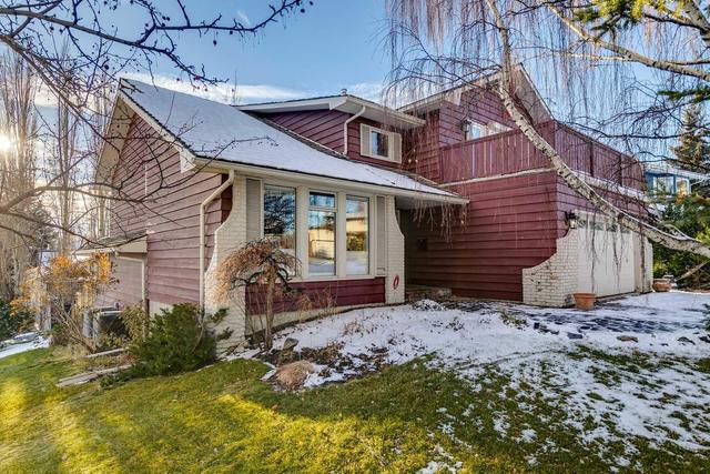 131 Strathbury Bay Sw, House detached with 4 bedrooms, 2 bathrooms and 4 parking in Calgary AB | Image 2