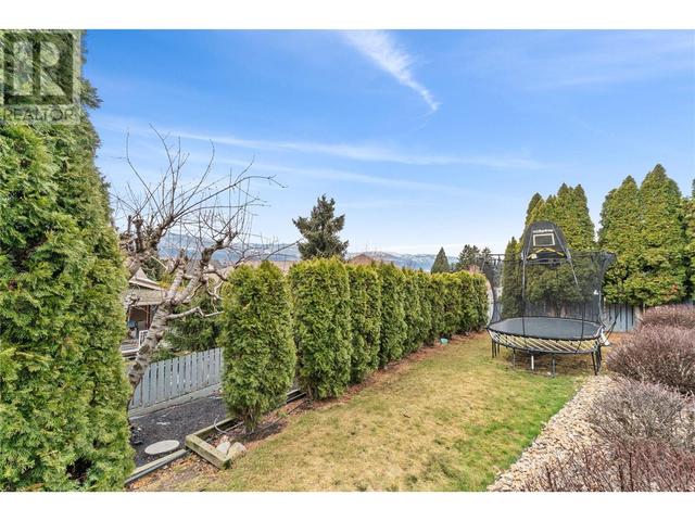 988 Monashee Place, House detached with 6 bedrooms, 3 bathrooms and 4 parking in Kelowna BC | Image 41