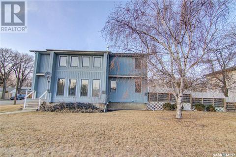 302 Mcleod Avenue E, House detached with 4 bedrooms, 3 bathrooms and null parking in Melfort SK | Card Image