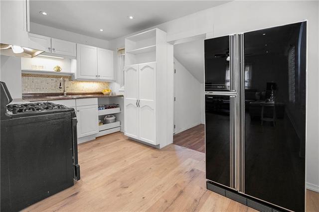 19 East 33rd Street, House detached with 2 bedrooms, 1 bathrooms and 3 parking in Hamilton ON | Image 5