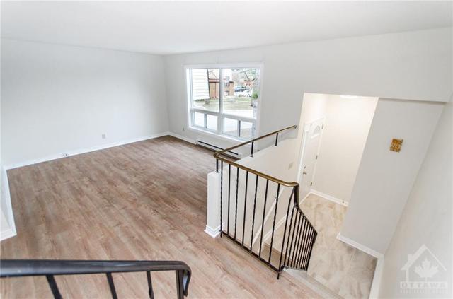 25 Woodvale Green, Townhouse with 3 bedrooms, 2 bathrooms and 1 parking in Ottawa ON | Image 3