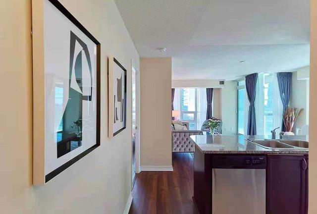 1106 - 19 Grand Trunk Cres, Condo with 2 bedrooms, 2 bathrooms and 1 parking in Toronto ON | Image 6