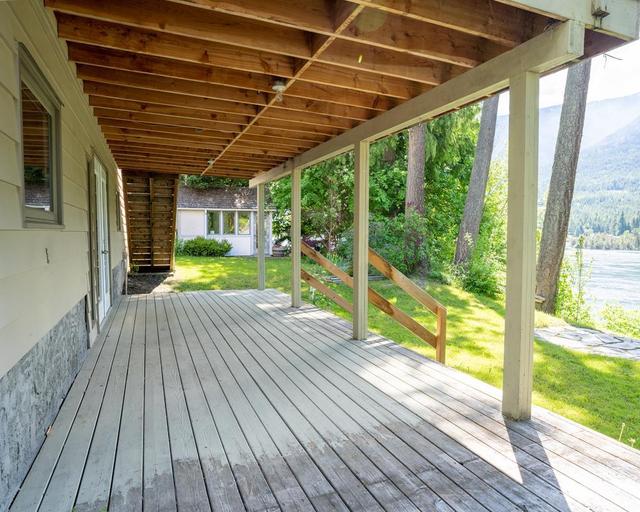 7484 Highway 3a, House detached with 4 bedrooms, 3 bathrooms and null parking in Central Kootenay E BC | Image 35