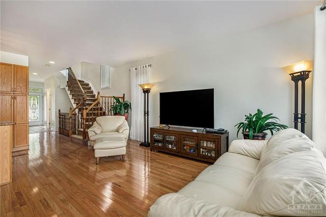 206 Parkin Circle, Townhouse with 3 bedrooms, 3 bathrooms and 2 parking in Ottawa ON | Image 3