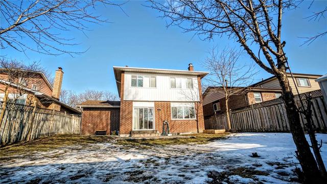 12 Shannon Crt, House detached with 3 bedrooms, 3 bathrooms and 5 parking in Whitby ON | Image 11