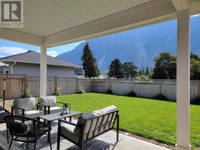 397 10th Avenue, House detached with 3 bedrooms, 2 bathrooms and 2 parking in Okanagan Similkameen G BC | Image 4