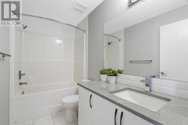 4-piece bathroom, Quartz vanity top, tile backsplash, unitized tub and surround with tile extended to the ceiling, ceramic tile floor | Image 17