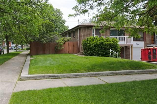 1316 Erinmore Dr, House semidetached with 3 bedrooms, 2 bathrooms and 3 parking in Mississauga ON | Image 3
