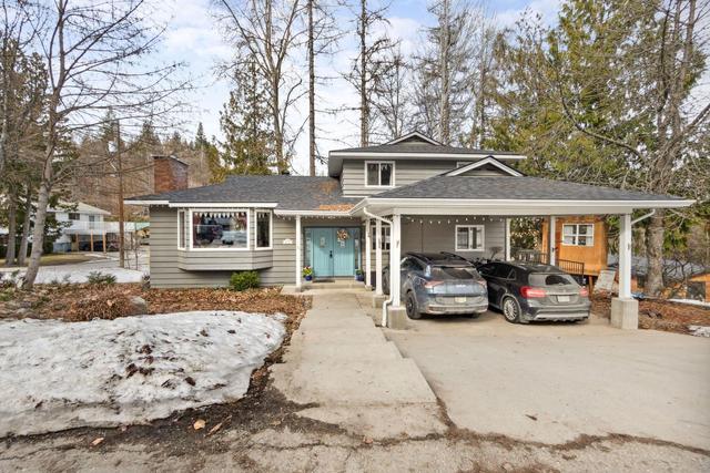 2740 Tamarack Avenue, House detached with 4 bedrooms, 3 bathrooms and 2 parking in Rossland BC | Image 3