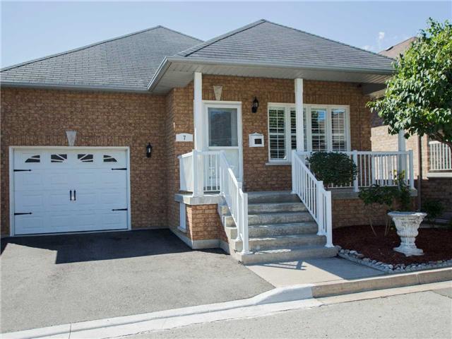 7 Amalfi Crt, House detached with 3 bedrooms, 3 bathrooms and 3 parking in Vaughan ON | Image 2