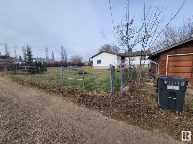 88 Main St, House detached with 6 bedrooms, 2 bathrooms and null parking in Edberg AB | Image 2